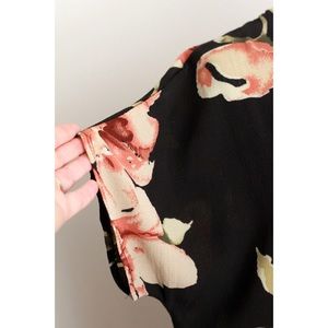 SHEIN Tops - NWOT Floral Dip Hem Top Sz L SHEIN Tops - NWOT Floral Dip Hem Top Sz L